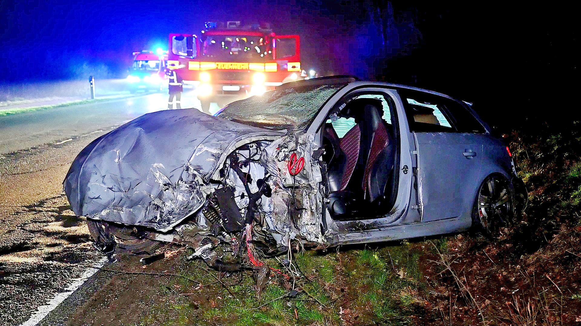 Der Audi RS3 wurde beim Crash komplett zerstört, die Insassen schwer verletzt.
