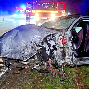Der Audi RS3 wurde beim Crash komplett zerstört, die Insassen schwer verletzt.