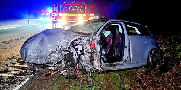 Der Audi RS3 wurde beim Crash komplett zerstört, die Insassen schwer verletzt.