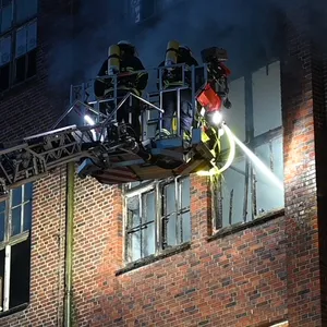 Feuerwehrleute löschten den Brand mithilfe einer Drehleiter