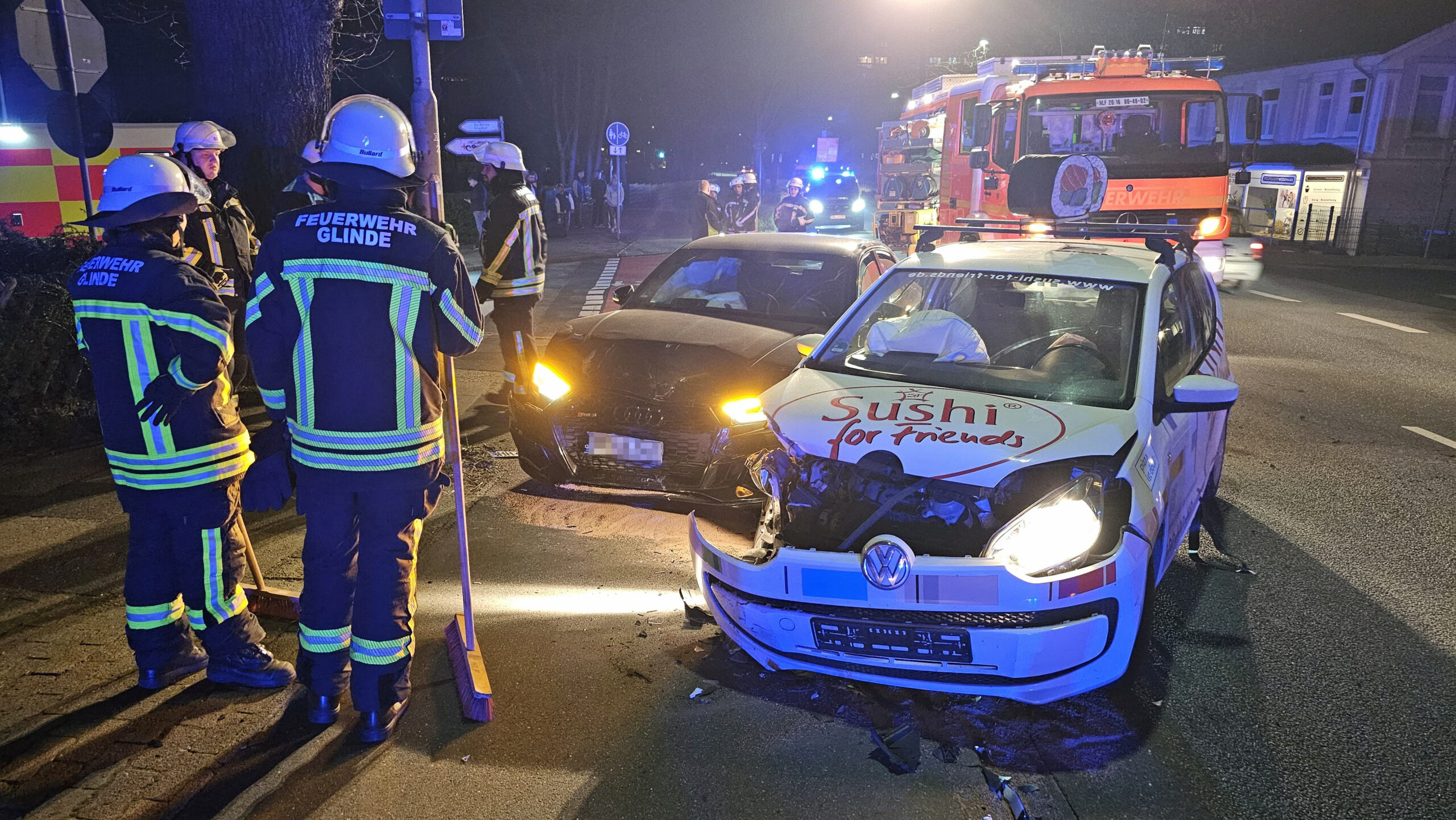 Beide Autofahrer wurden bei dem Unfall verletzt und kamen in eine Klinik.