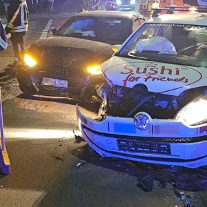 Beide Autofahrer wurden bei dem Unfall verletzt und kamen in eine Klinik.