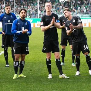 Die HSV-Spieler spenden den mitgereisten Fans in Fürth Applaus