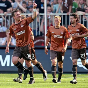 Marcel Eger feiert seinen Treffer im Millerntor.
