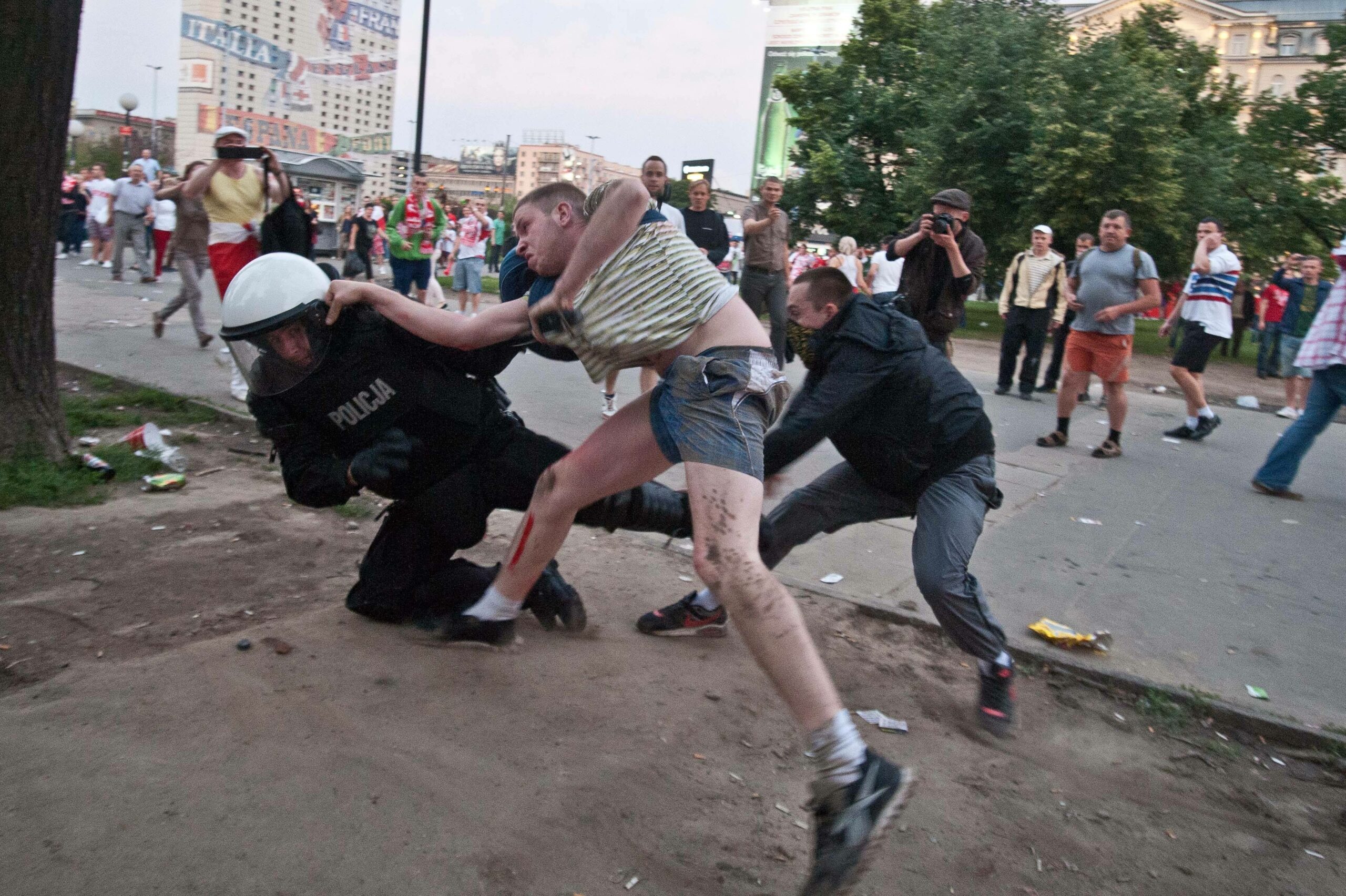 Bei der EM 2012 prügelt sich ein polnischer Fan mit einem Polizisten