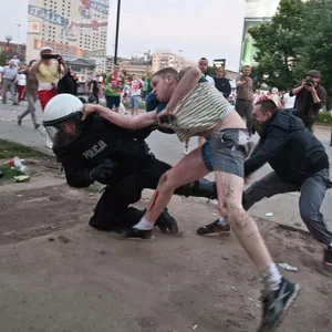 Bei der EM 2012 prügelt sich ein polnischer Fan mit einem Polizisten