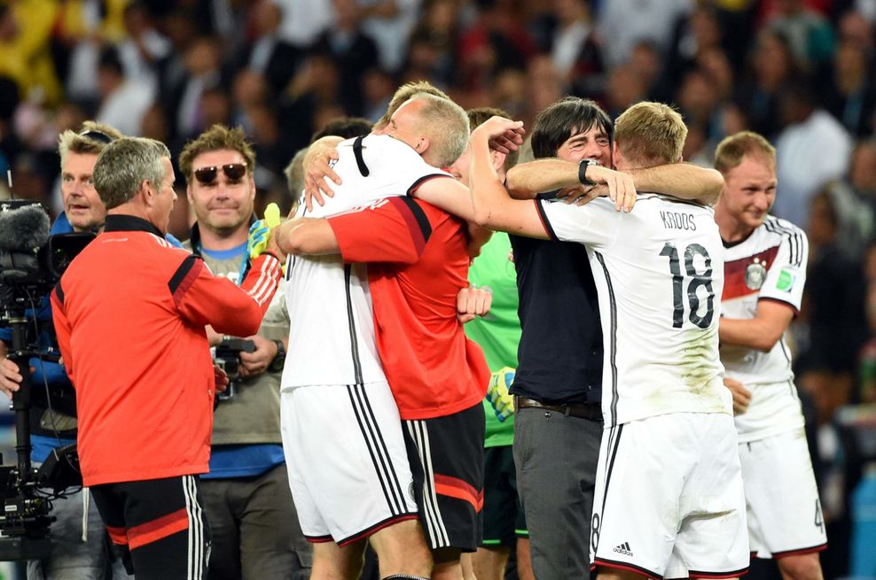 Joachim Löw und Toni Kroos umarmen sich nach ihrem WM-Titel.