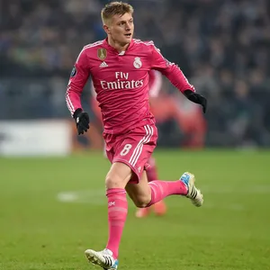 Toni Kroos im pinken Trikot