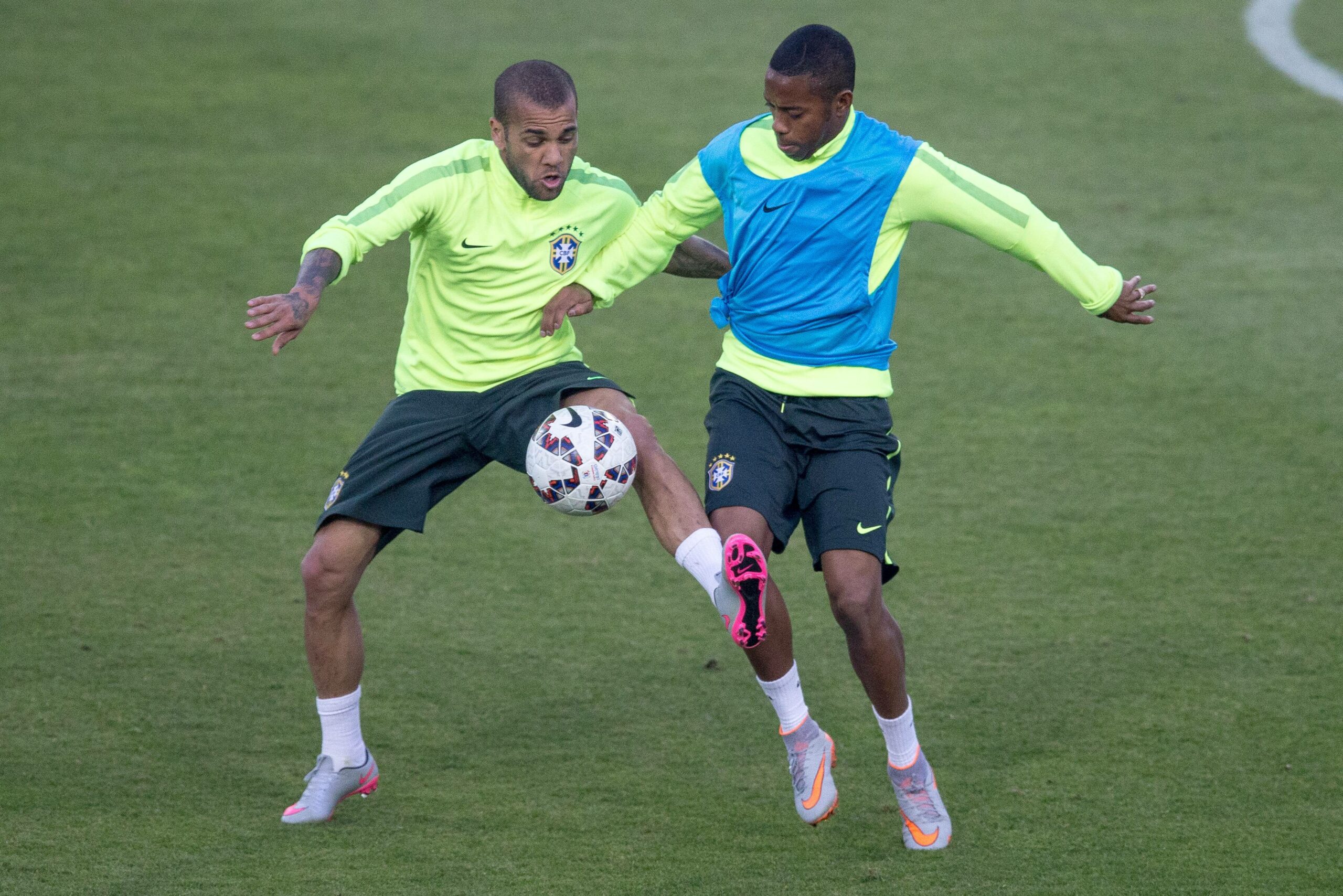 Dani Alves (l.) und Robinho (r.) im Training ihrer Nationalmannschaft.