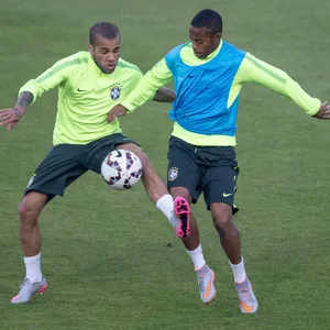 Dani Alves (l.) und Robinho (r.) im Training ihrer Nationalmannschaft.