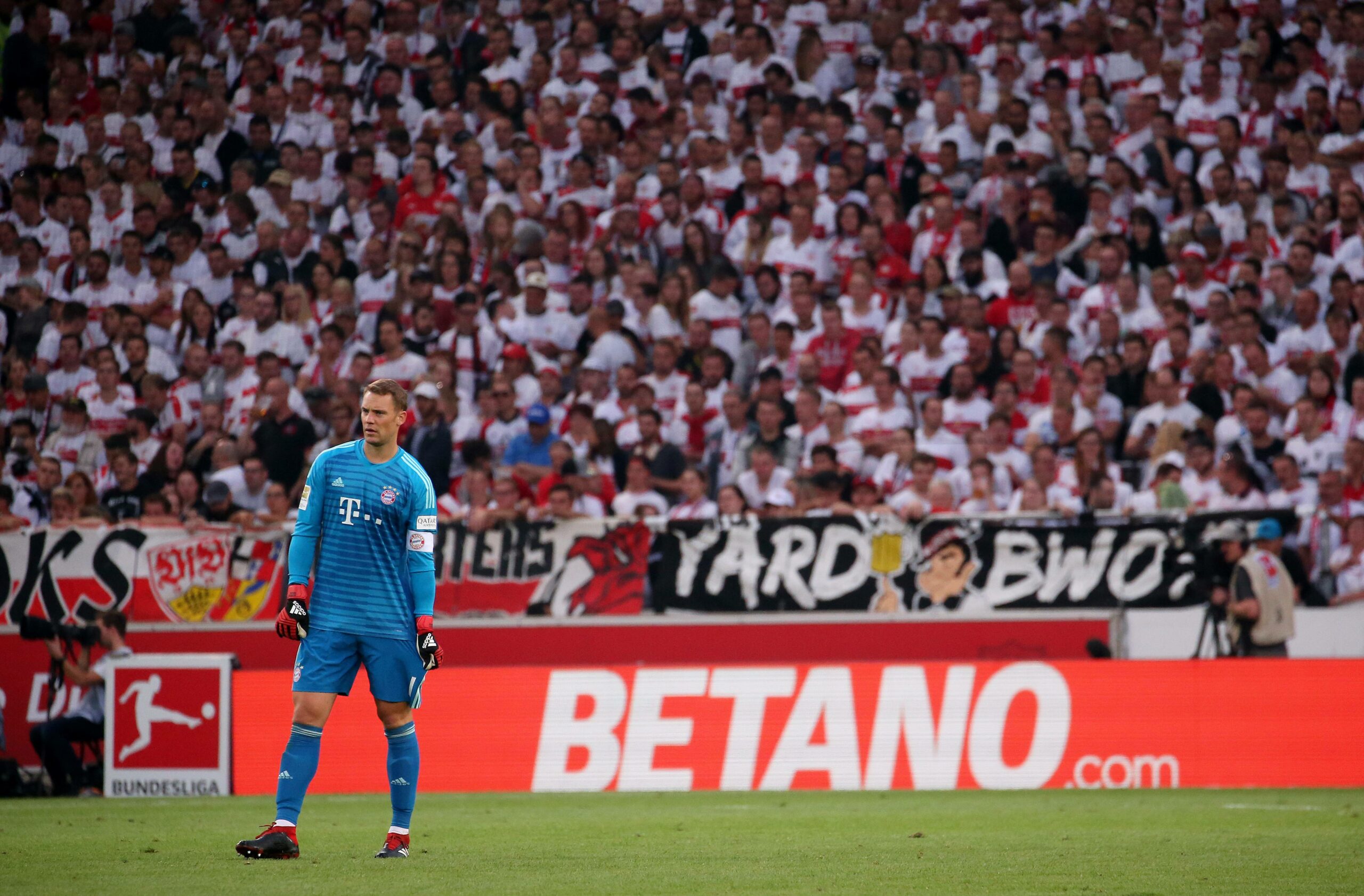 Manuel Neuer vor einer Betano-Werbebande