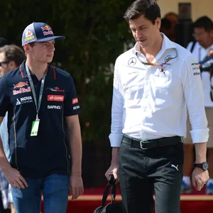 Max Verstappen und Toto Wolff unterhalten sich,