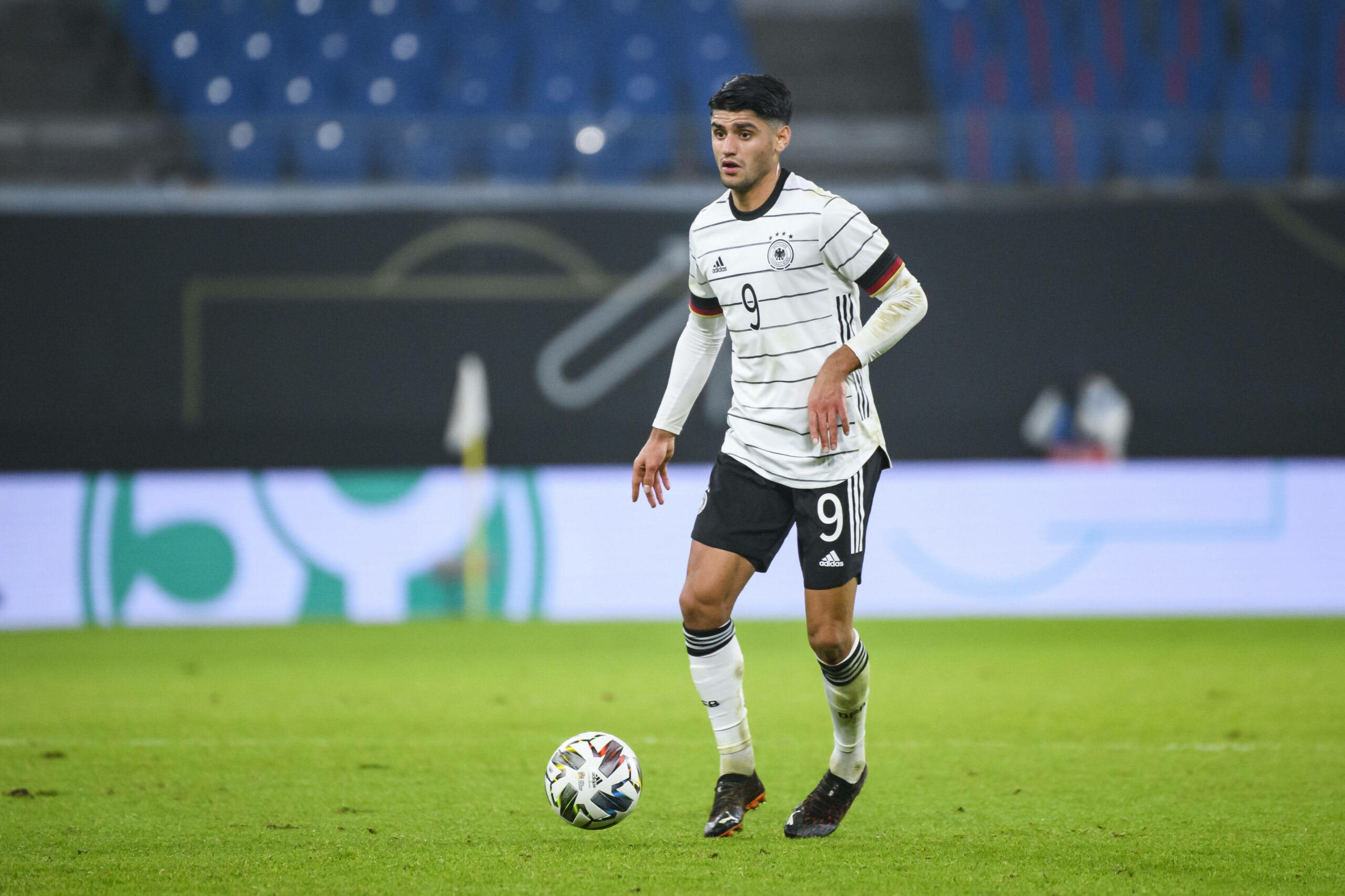 Mahmoud Dahoud am Ball im Trikot der deutschen Nationalmannschaft