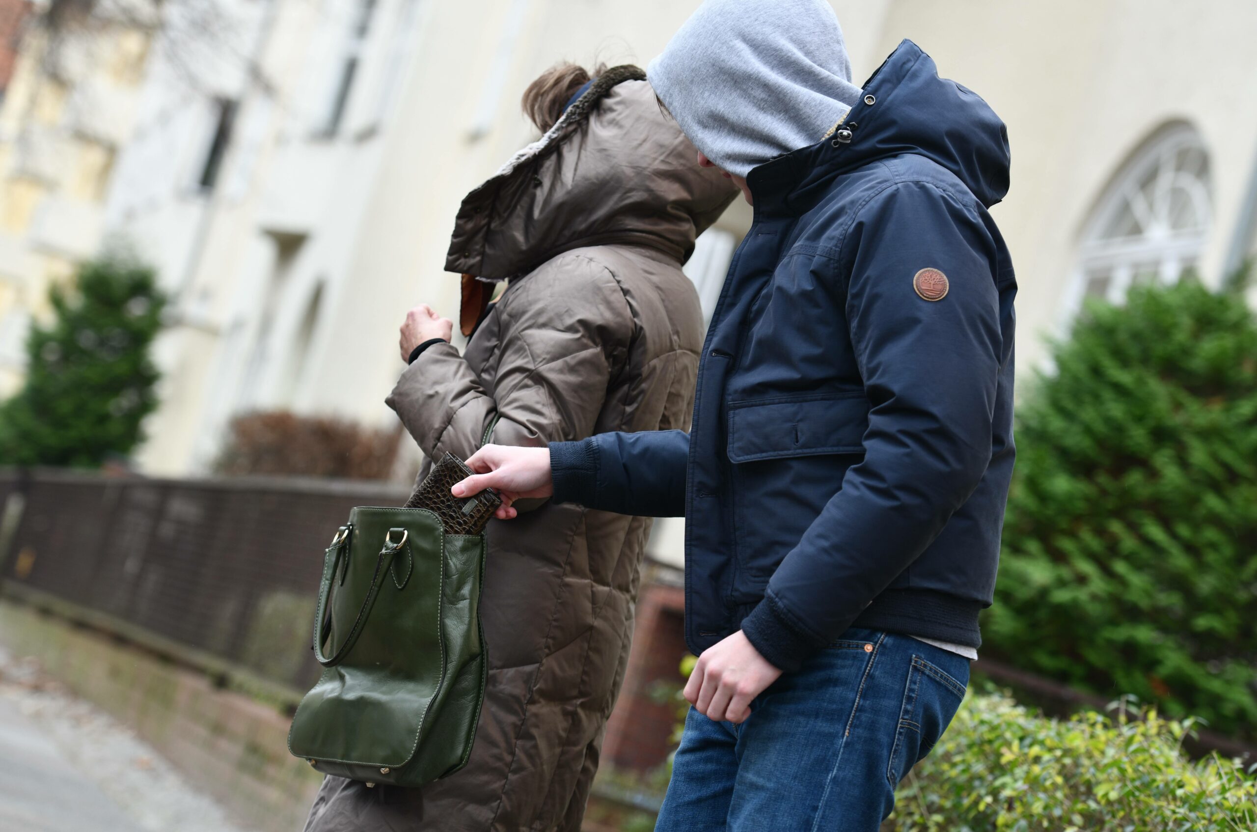 95-Jähriger in Othmarschen die Handtasche geraubt – Täter lässt Beute zurück