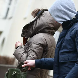 95-Jähriger in Othmarschen die Handtasche geraubt – Täter lässt Beute zurück