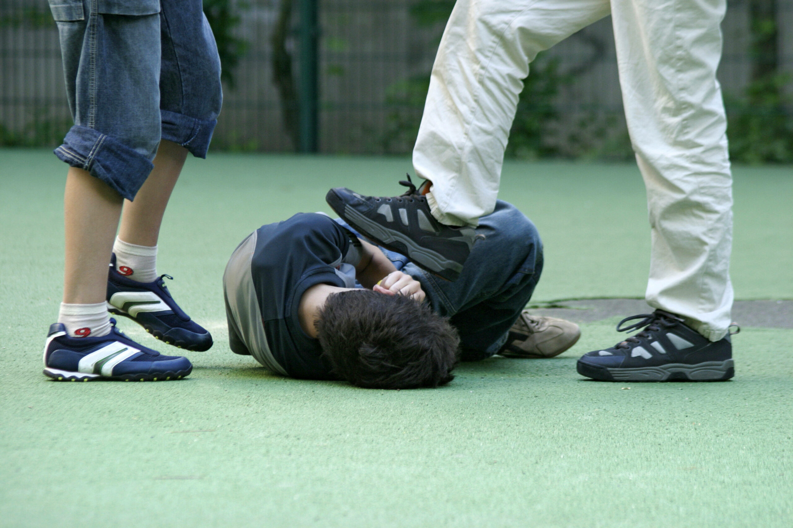 Ein Jugendlicher wird von Gleichaltrigen verprügelt (Symbolbild).