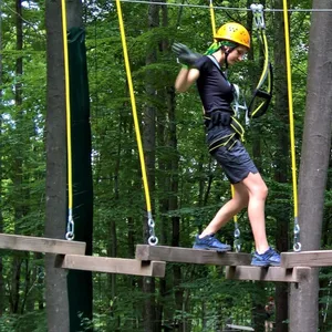 Kletterin im Hochseilgarten