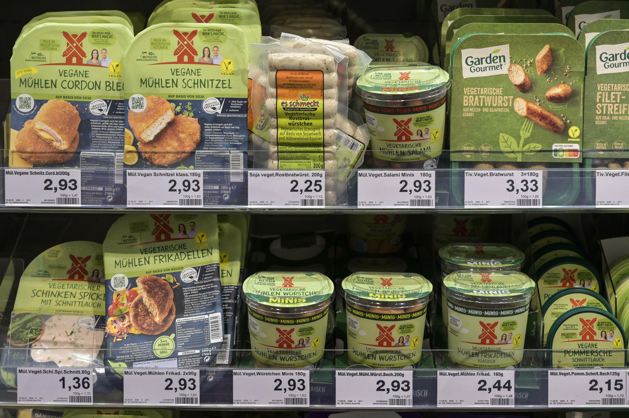 Vegane Fleischersatzprodukte des Herstellers Rügenwalder Mühle in einem Supermarkt