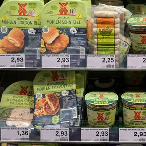 Vegane Fleischersatzprodukte des Herstellers Rügenwalder Mühle in einem Supermarkt