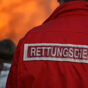 Bei Osterfeuerfeuer im Norden – betrunkene Frau greift rettungsdienst an und würgt Sanitäterin