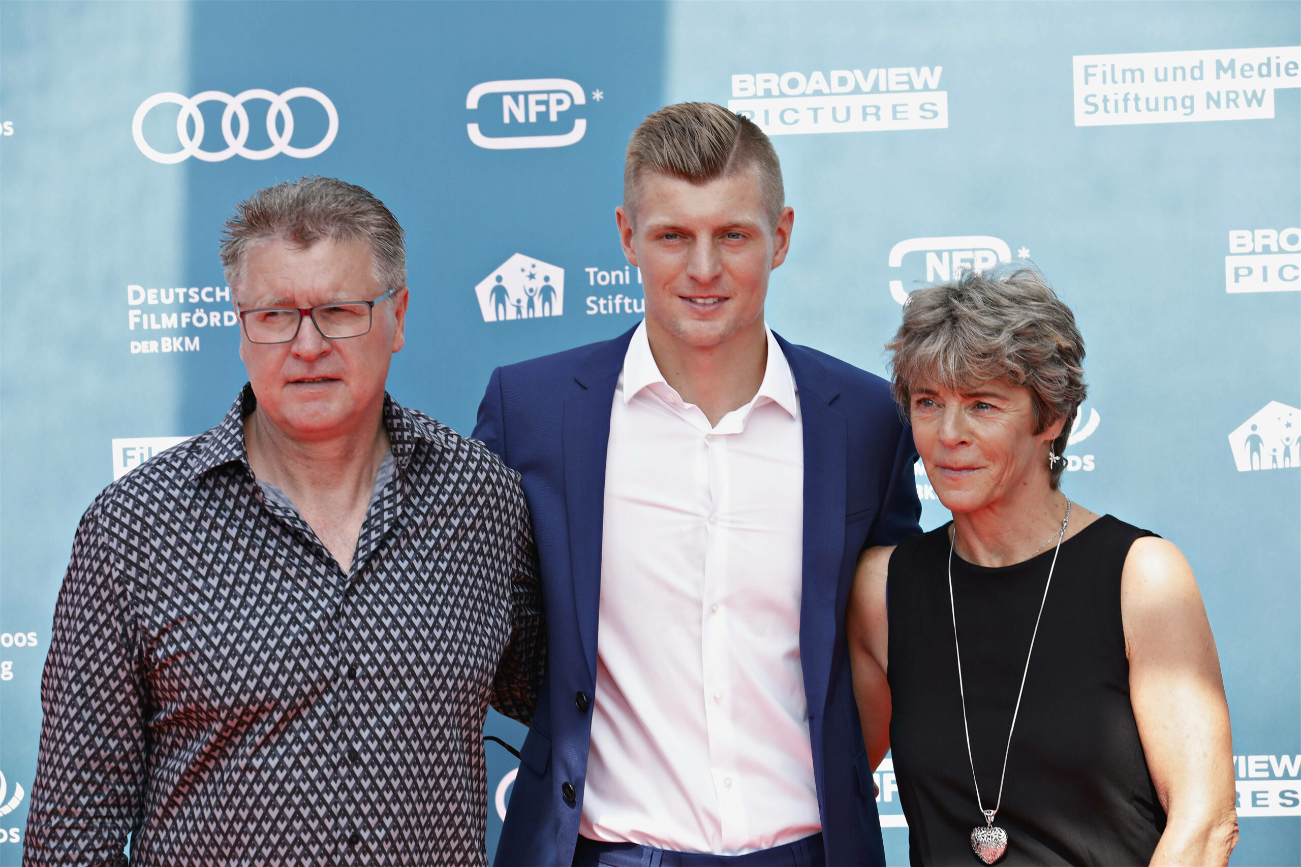 Toni Kroos posiert mit seinen Eltern.