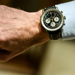 angeblich hilfsbereiter Mann will Schlafenden in S-Bahn helfen – plötzlich war die teure Uhr weg