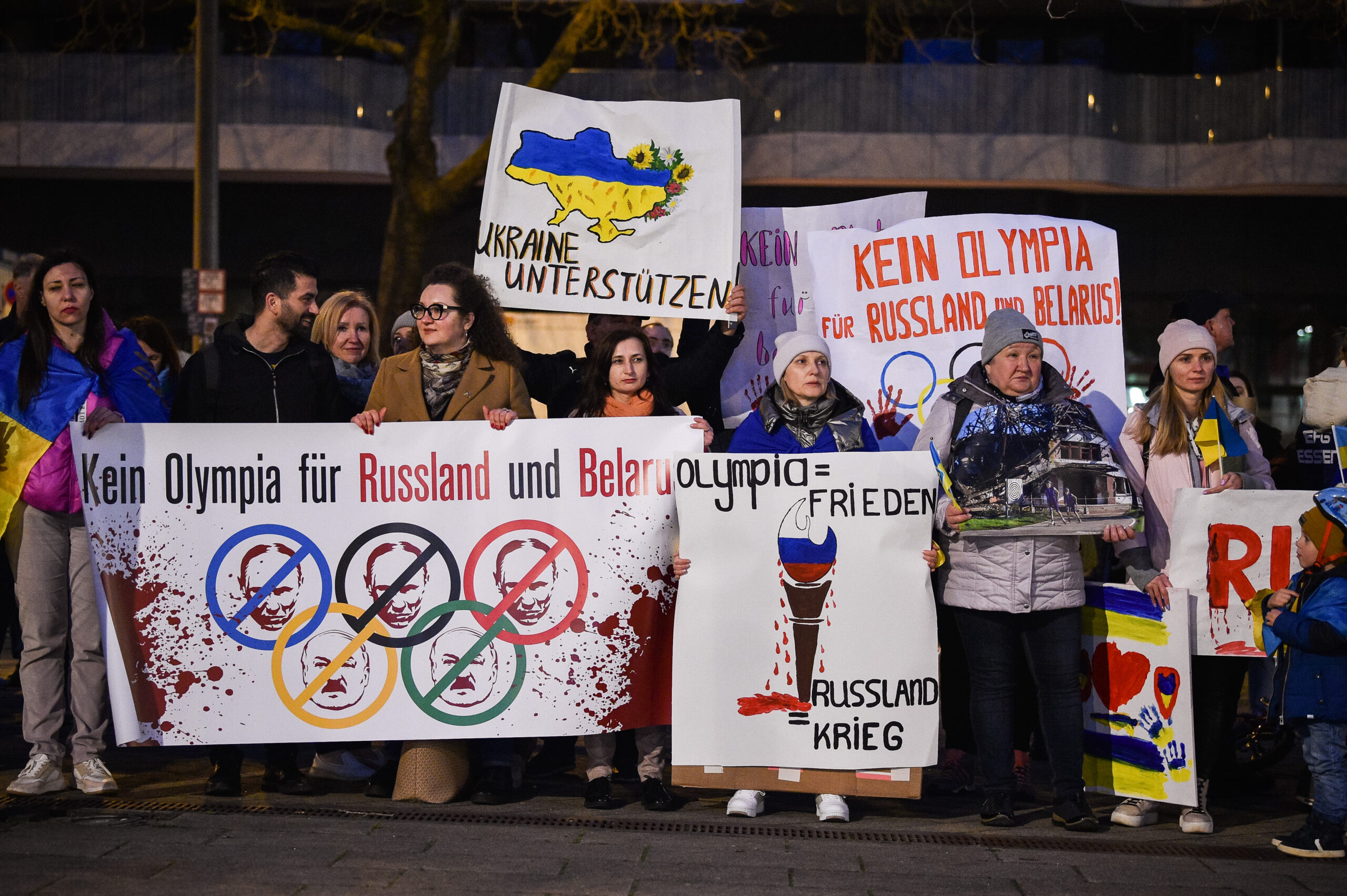 Menschen protestieren gegen Russlands Teilnahme an den Olympischen Spielen.