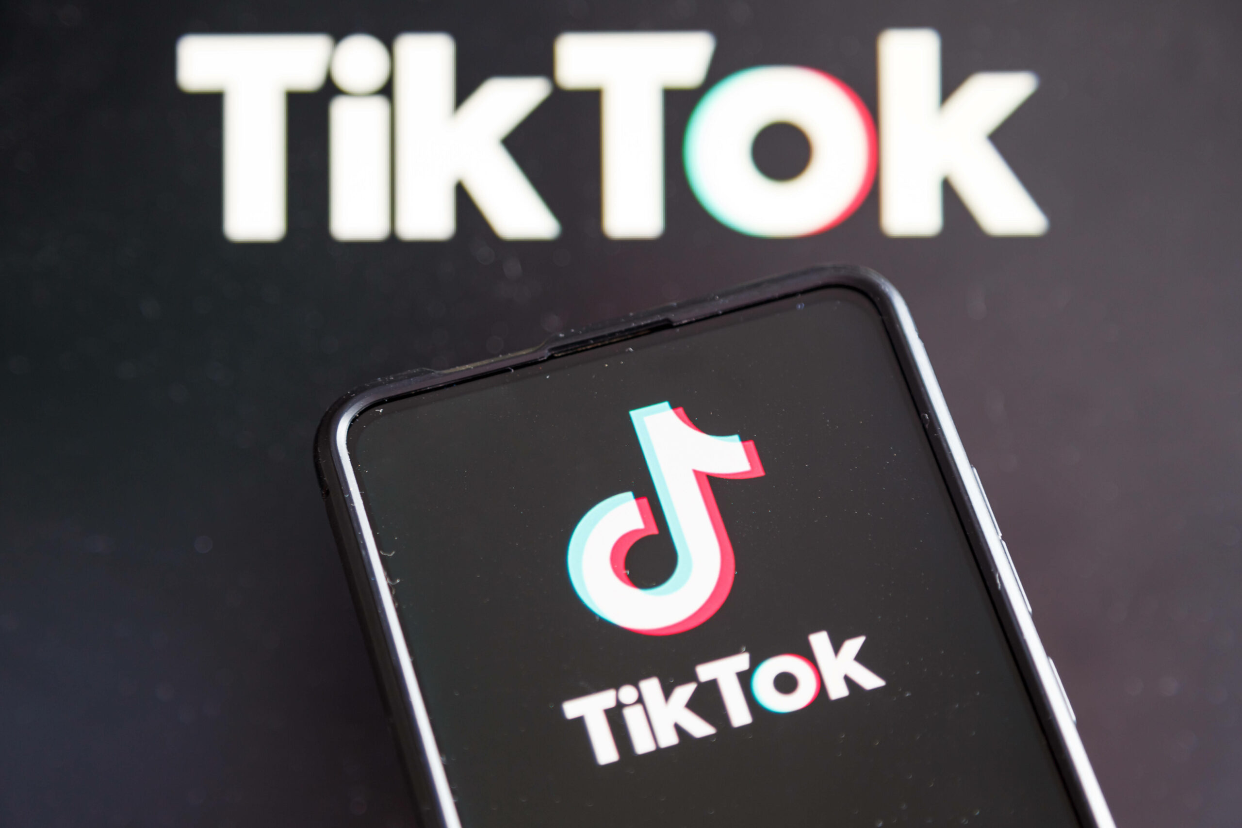 Das TikTok-Logo auf einem Handy