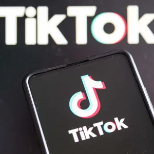 Das TikTok-Logo auf einem Handy