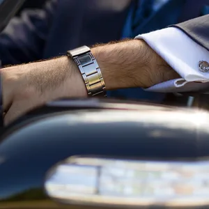 Die Frau riss dem Mann die Uhr vom Handgelenk, kurz nachdem dieser das Autofenster öffnete (Symbolfoto).