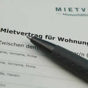 Ein Mietvertrag (Symbolbild). In Hamburg steigen die Mieten immer weiter – deswegen orientieren sich viele auf der Suche nach einer Wohnung um.