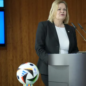 Nancy Faeser steht am Rednerpult
