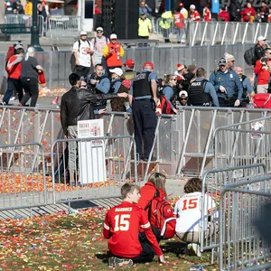 Polizei und und geduckte Fans bei der Parade der Chiefs.