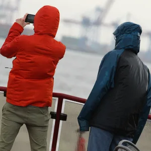 Männer mit Kapuze im Hafen