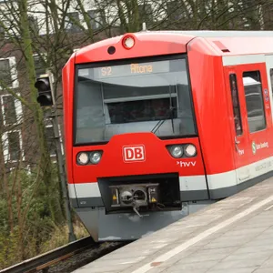 FRau in S-Bahn betatscht – als Bundespolizei erscheint rastet der Täter aus