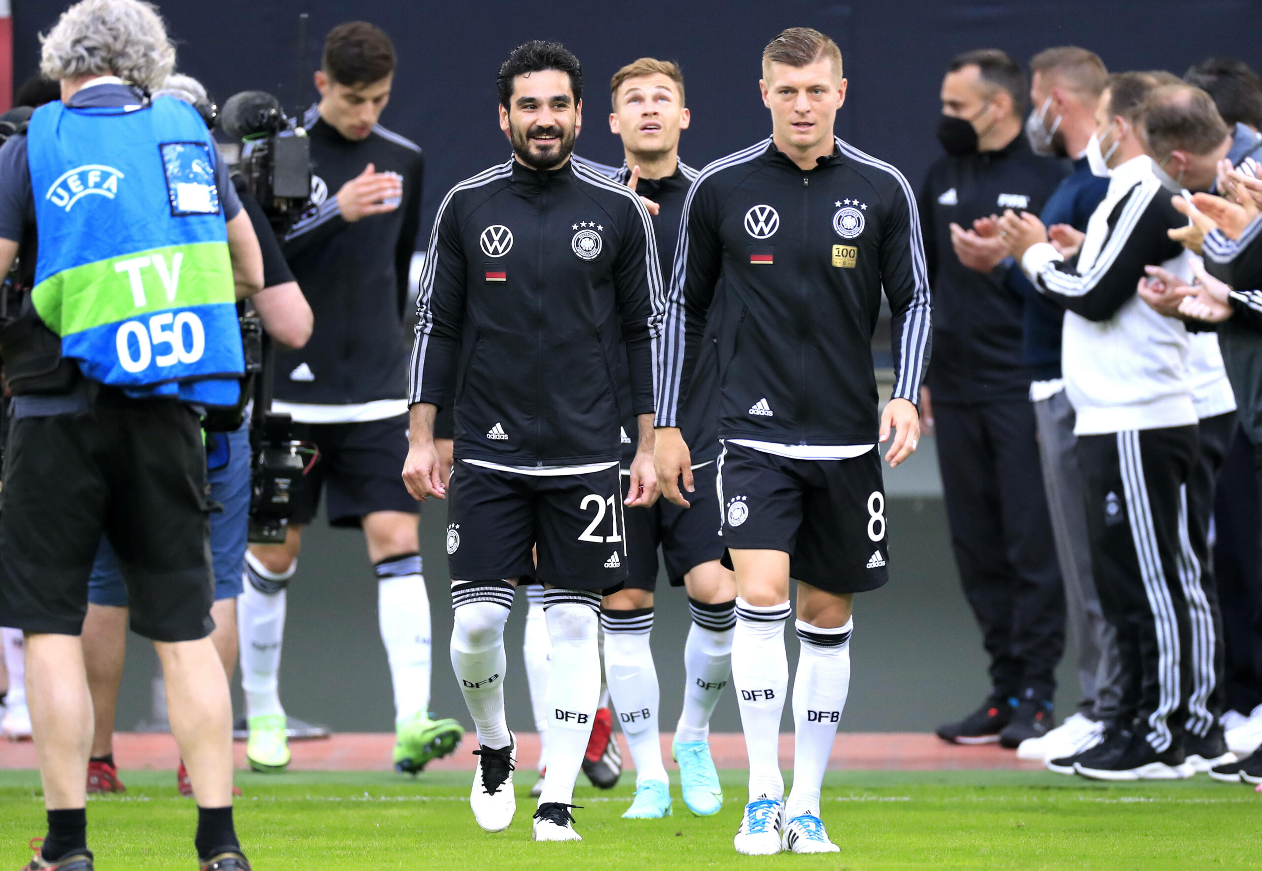 Ilkay Gündogan und Toni Kroos laufen zusammen auf.