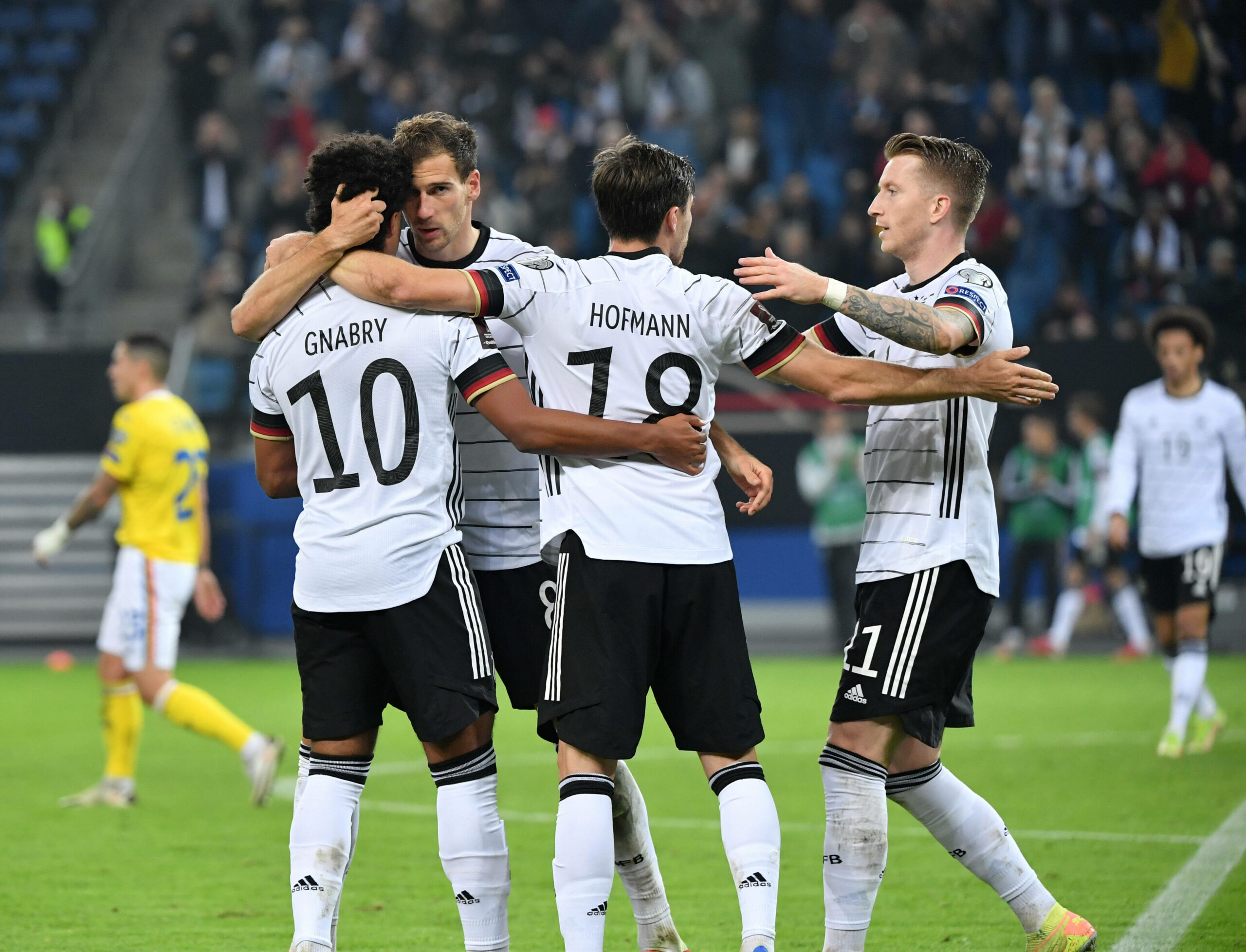 Jonas Hofmann bejubelt einen Treffer mit seinen Mannschaftskollegen aus dem DFB-Team.