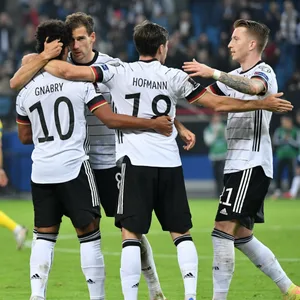 Jonas Hofmann bejubelt einen Treffer mit seinen Mannschaftskollegen aus dem DFB-Team.