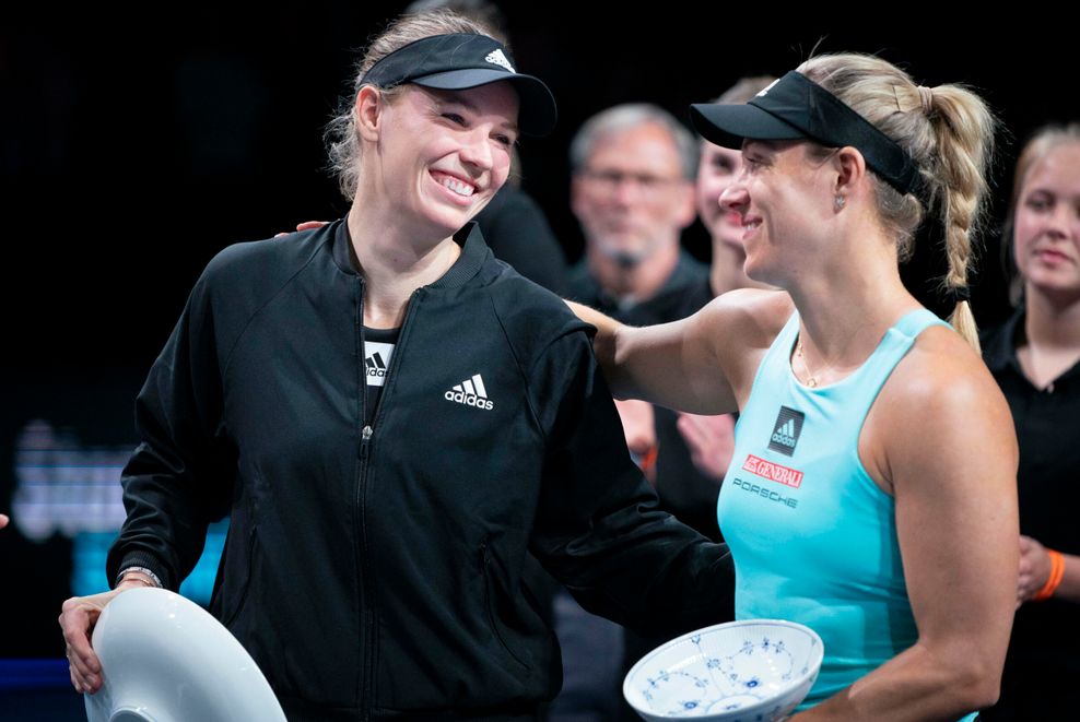 Angelique Kerber (r.) und Caroline Wozniacki umarmen sich freundschaftlich.