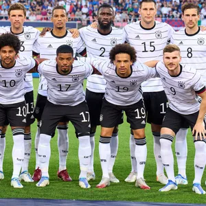 Thilo Kehrer im Kreis der Nationalmannschaft