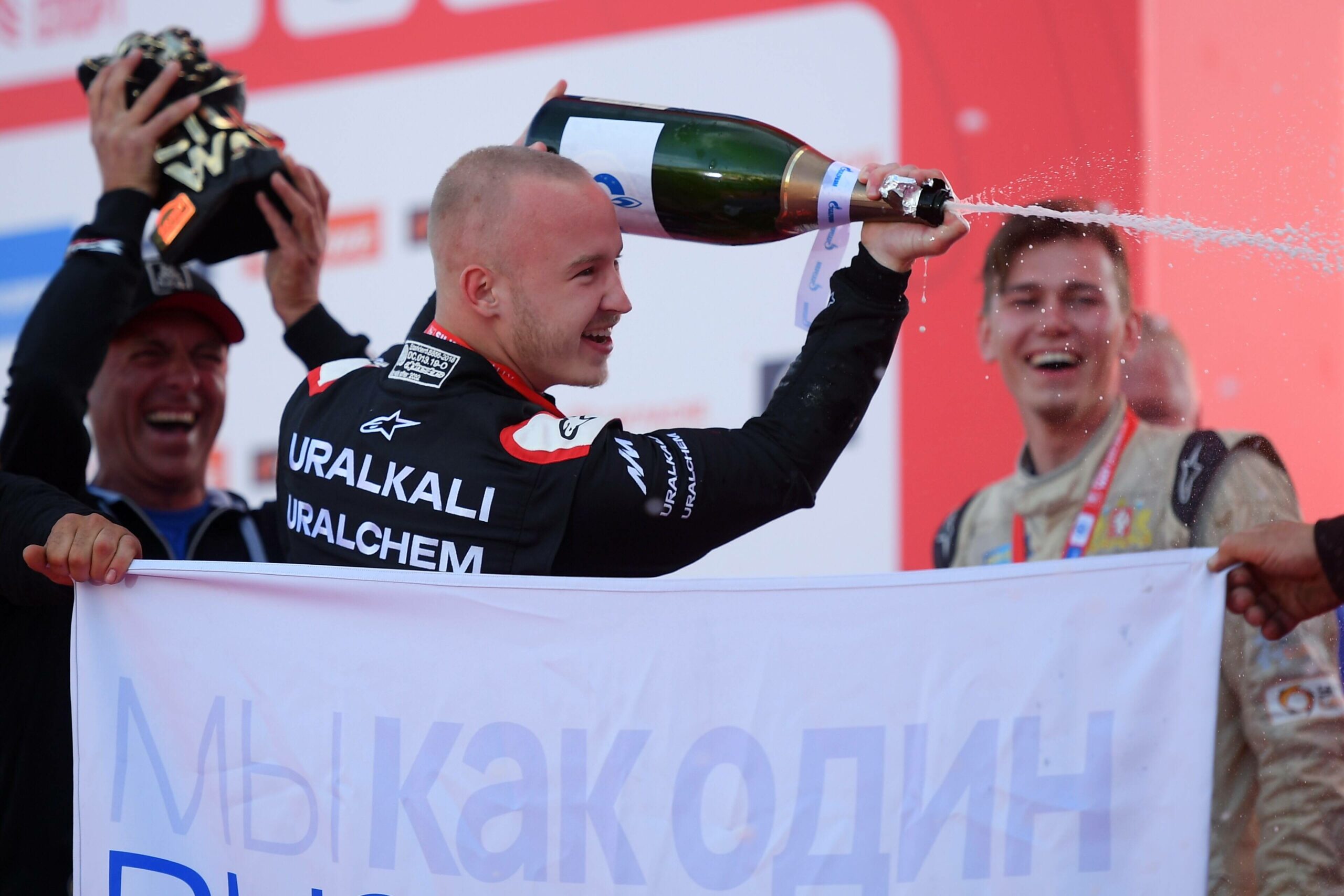 Nikita Mazepin spritzt nach einem Sieg mit Champagner