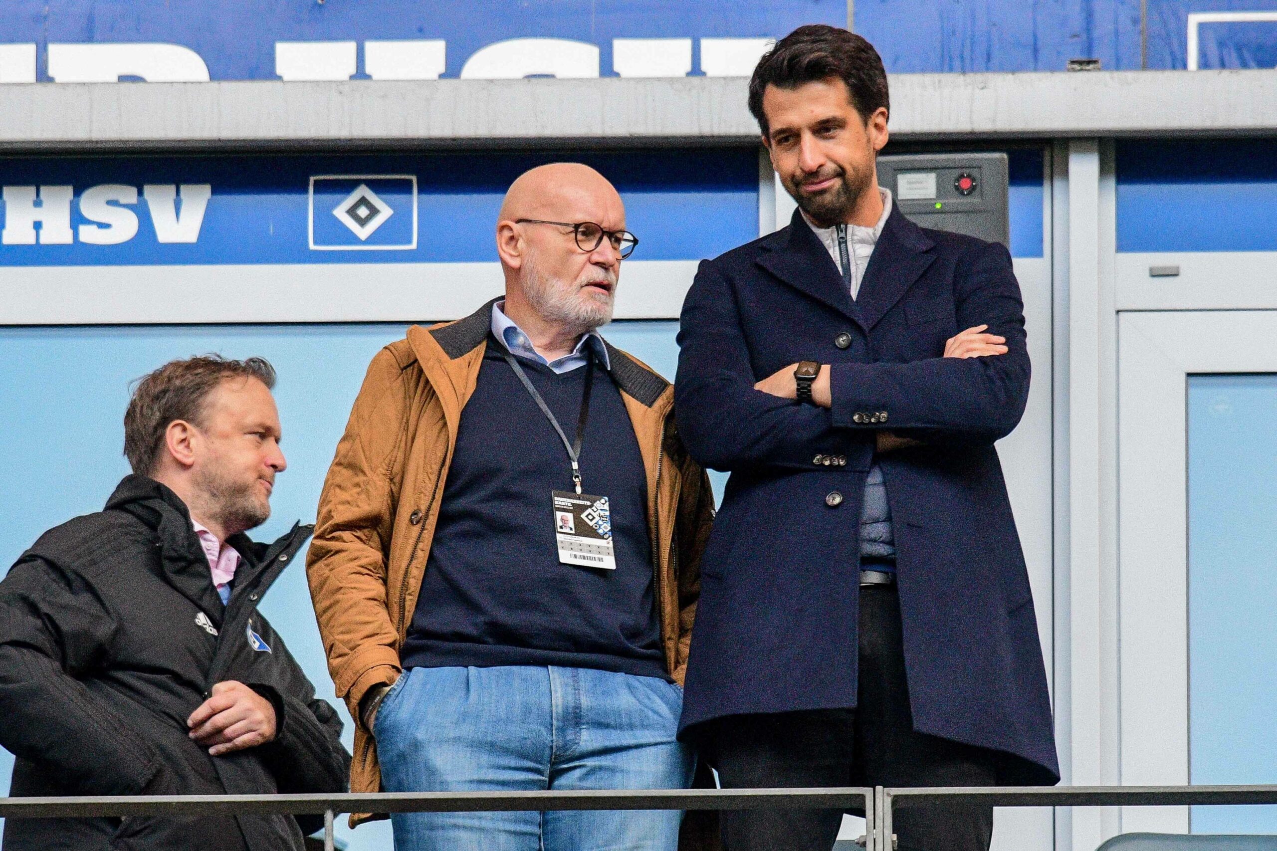 HSV-Vizepräsident und Schatzmeister Michael Papenfuß spricht mit Sportvorstand Jonas Boldt auf der Tribüne des Volksparkstadions