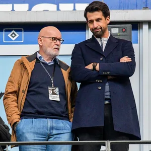 HSV-Vizepräsident und Schatzmeister Michael Papenfuß spricht mit Sportvorstand Jonas Boldt auf der Tribüne des Volksparkstadions