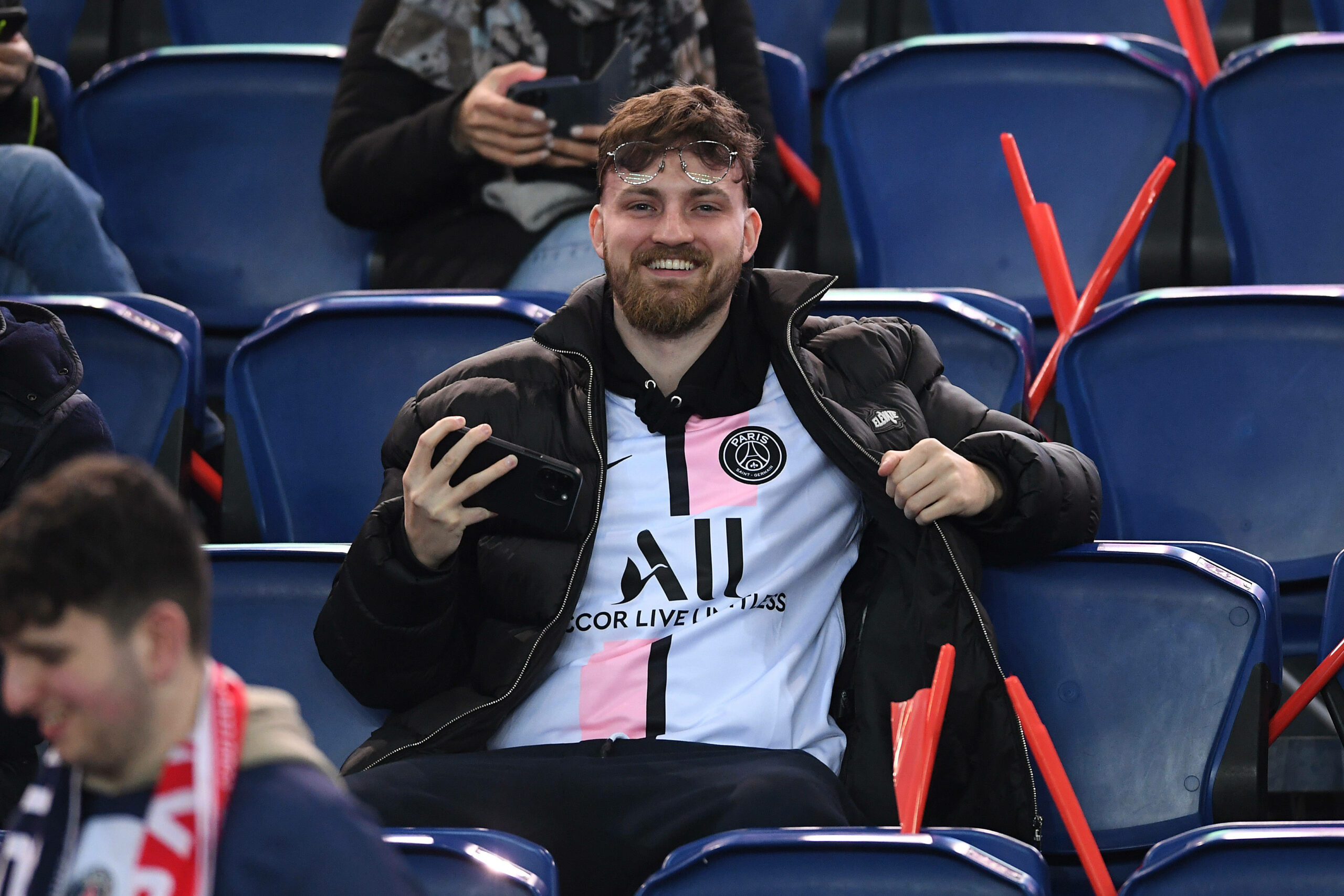 Anton Rinas (ViscaBarca) sitzt lächelnd auf der Tribüne im Stadion.