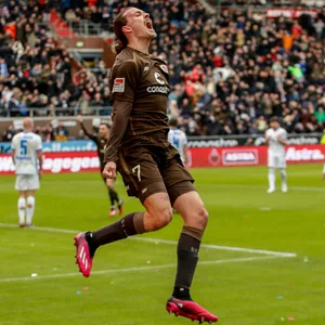 Jackson Irvine jubelt über seinen Treffer gegen Hansa Rostock