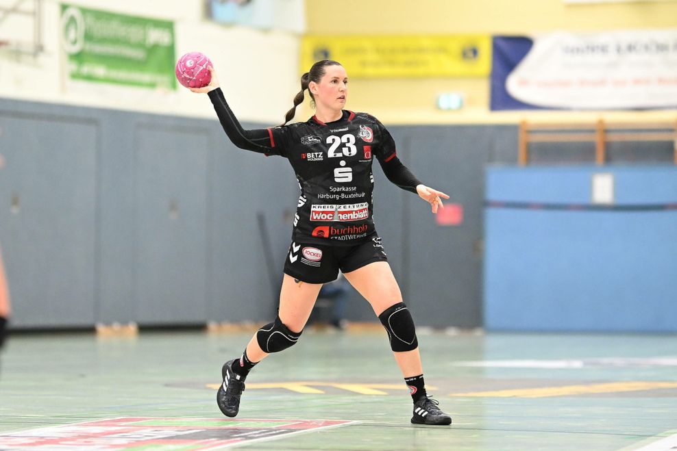 Hanne Nilsen Morlandstø passt den Ball.