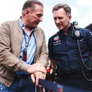 Jos Verstappen spricht mit Christian Horner
