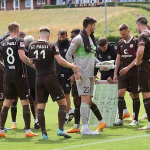 Fabian Hürzeler mit der Taktiktafel bei einem Testspiel