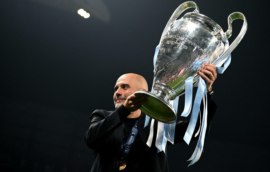 Pep Guardiola mit dem Champions-League Pokal.