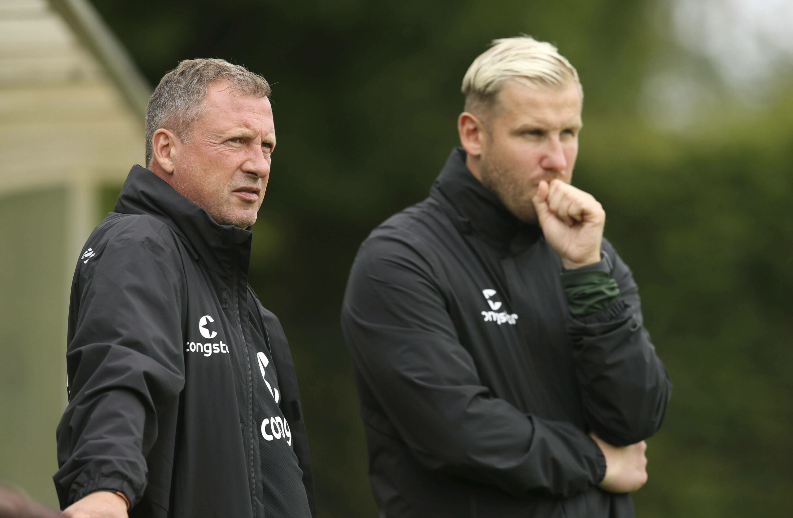 U23-Trainer Elard Ostermann und sein Co Jan-Philipp Rose gucken skeptisch.